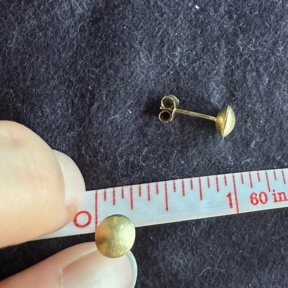 Elegant Hammered Gold Stud Earrings - Picture 3 of 4